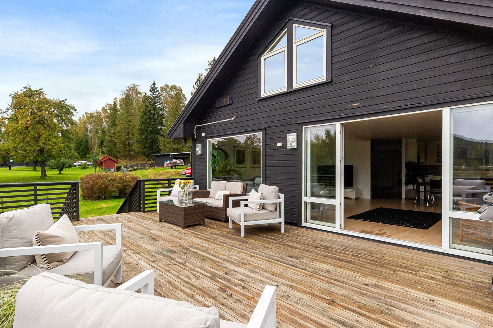 Det er trapp ned til hagen på begge sider av verandaen. Galleribilde