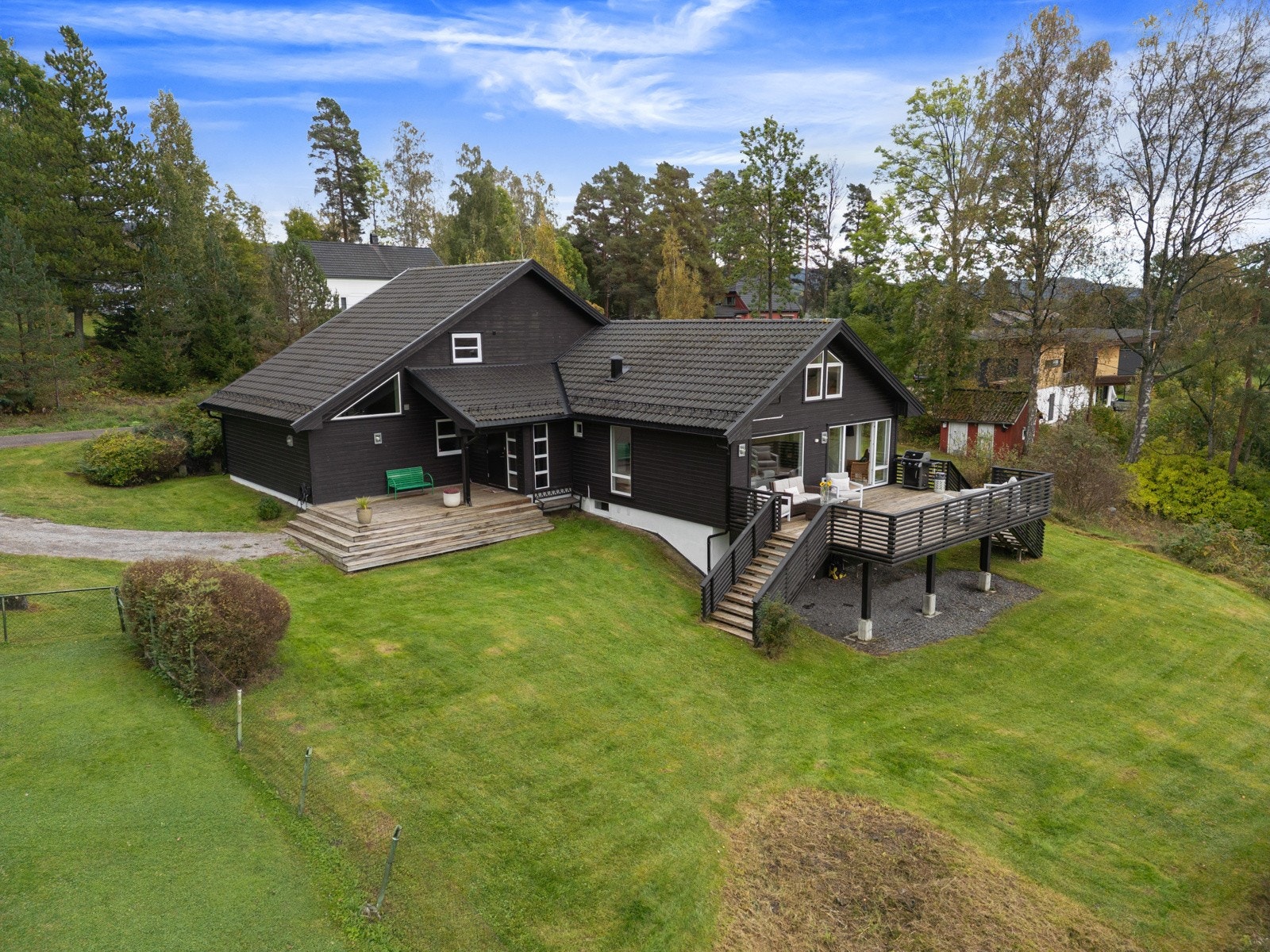 Innholdsrik og meget romslig enebolig. Galleribilde