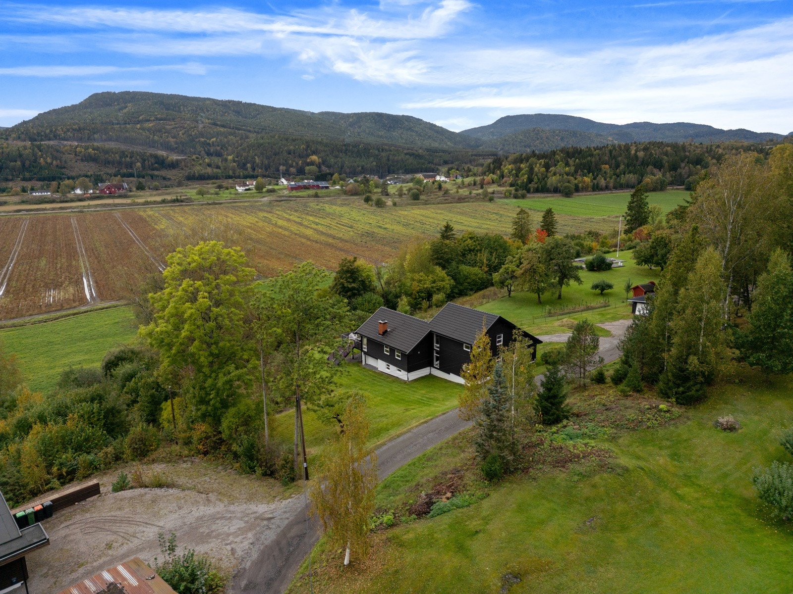 Fin natur rett på utsiden av døren. Nærområdet byr på flere flotte tur- og rekreasjonsmuligheter med noe for de fleste. Galleribilde