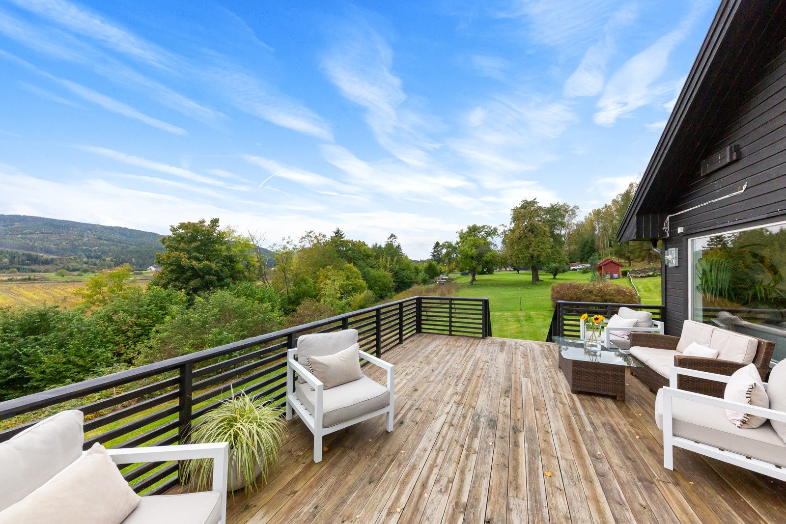 Særdeles flott beliggenhet med utsikt mot jorder og fjellene rundt. Galleribilde