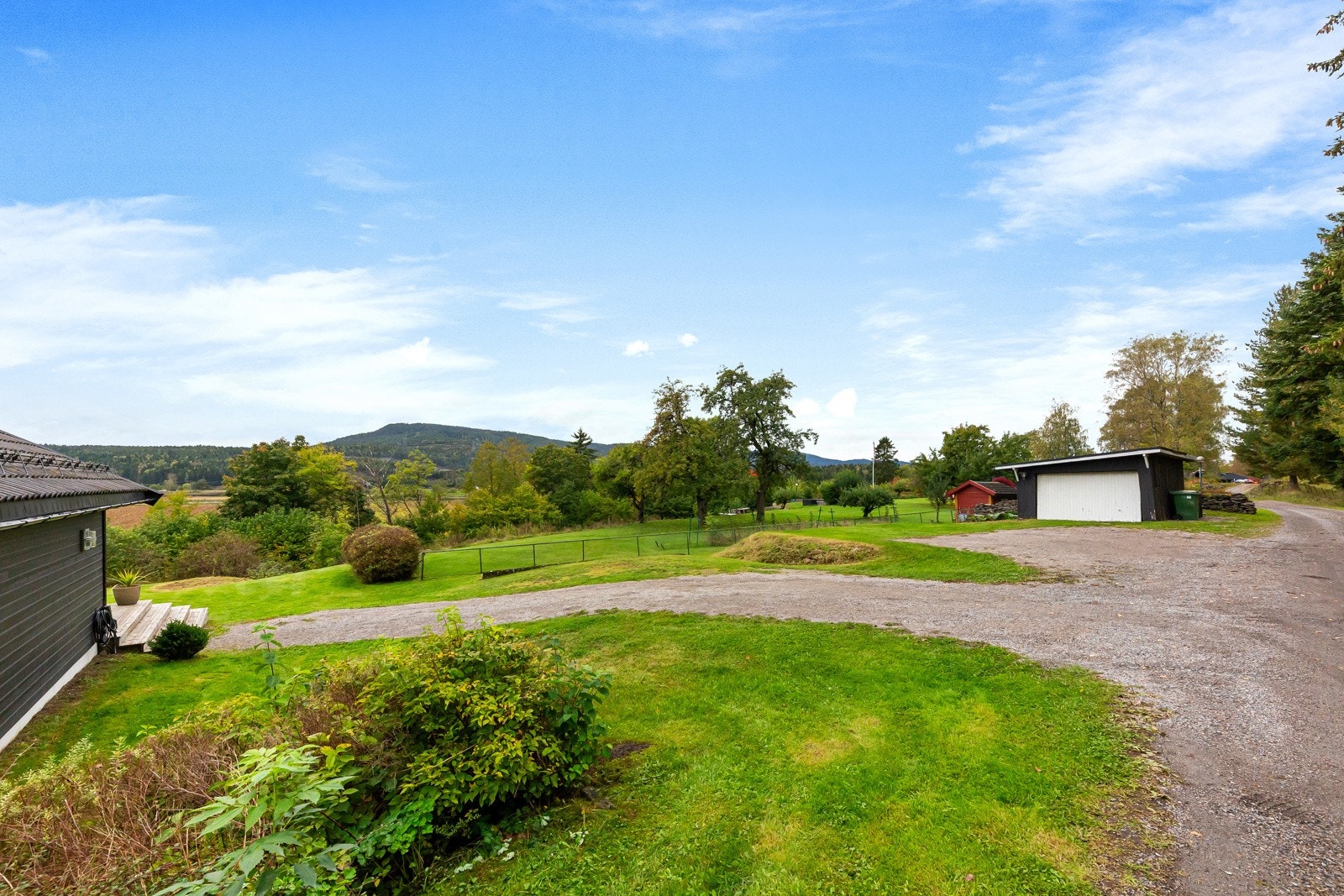 Det står en eldre garasje på eiendommen. Galleribilde