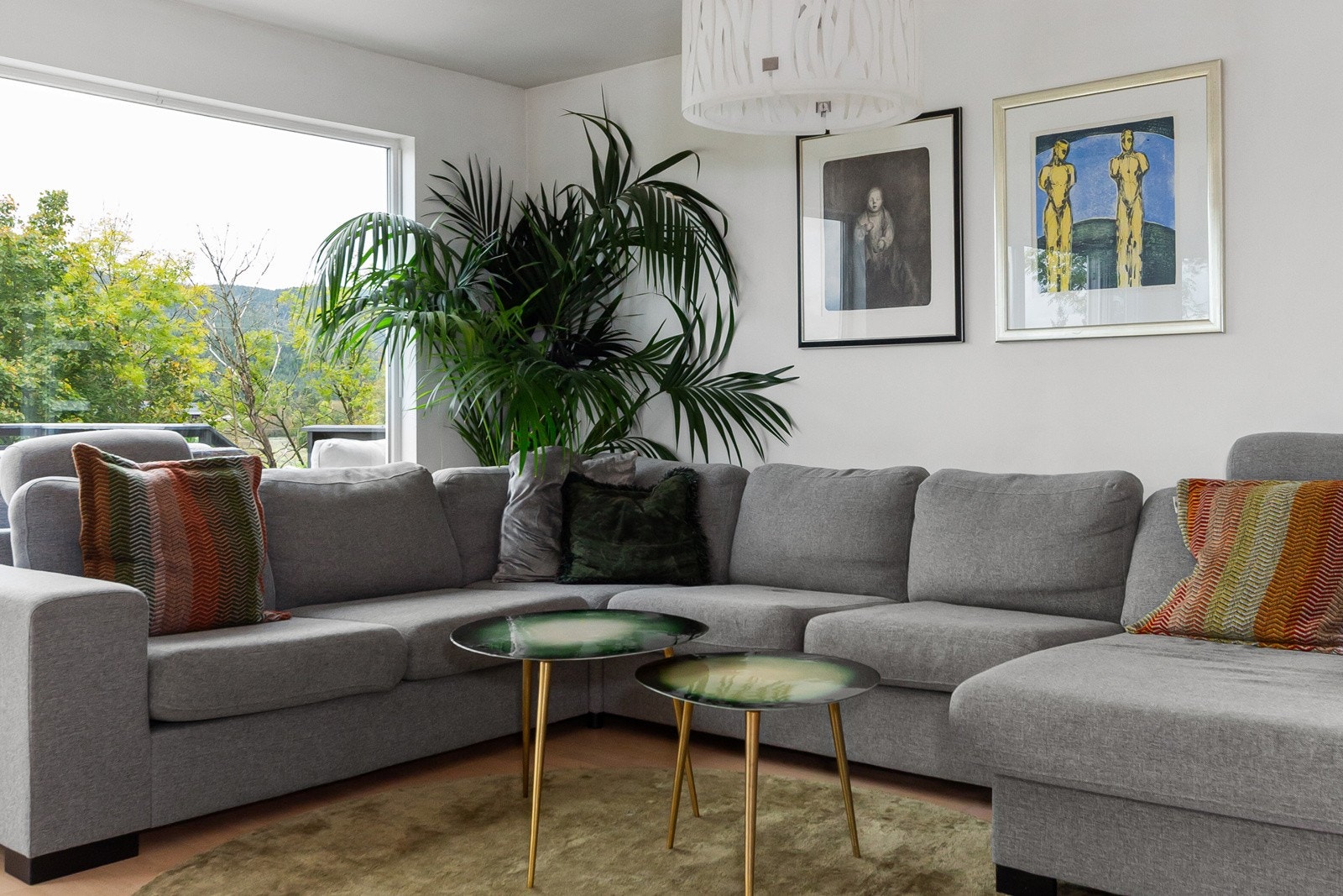 Det er god plass til både salong og spisestue. Galleribilde