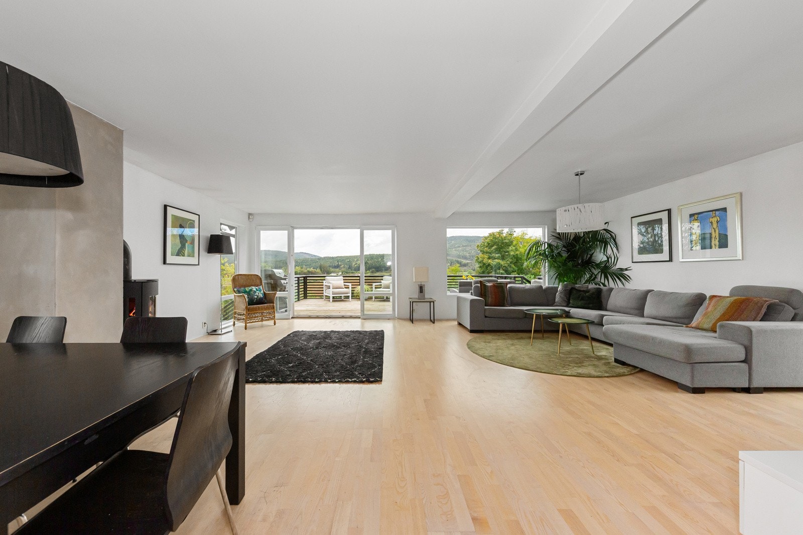 Lys og trivelig stue med store vindusflater. Galleribilde