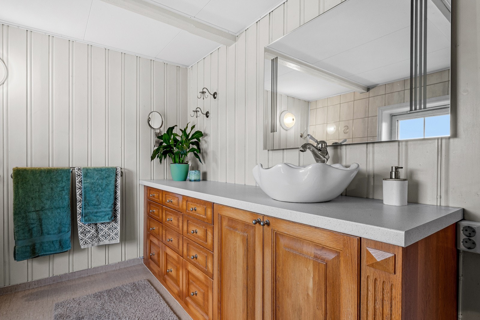 Bred baderomsinnredning med god oppbevaringsplass. Galleribilde