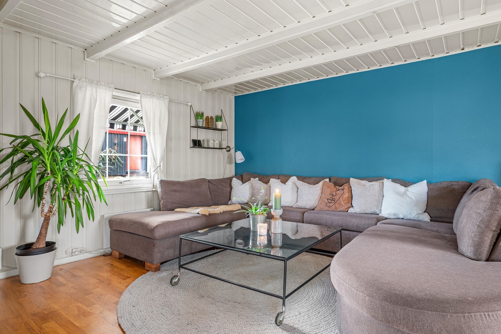 Ved TV-uttaket i stuen er det god plass til stor sofa. Galleribilde