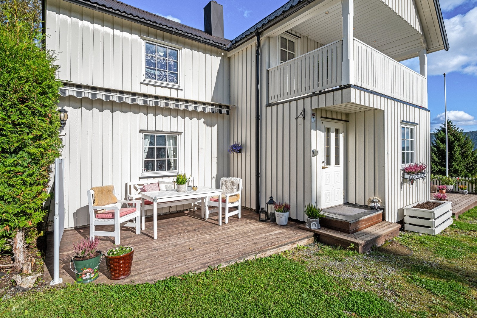 Et hyggelig førsteinntrykk - koselig opparbeidet inngangsparti med terrasser for utemøblement. Galleribilde