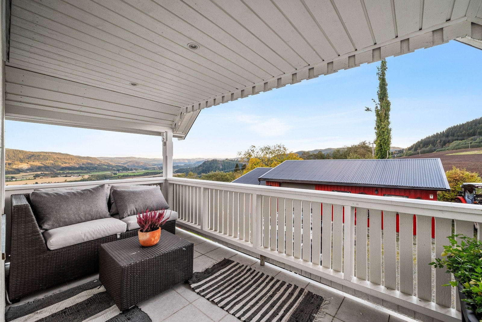 Sommer, høst, vinter og vår - her har du en helårs veranda som fungerer som en naturlig forlengelse av boligen. Her kan du nyte både stillhet og utsikt. Galleribilde