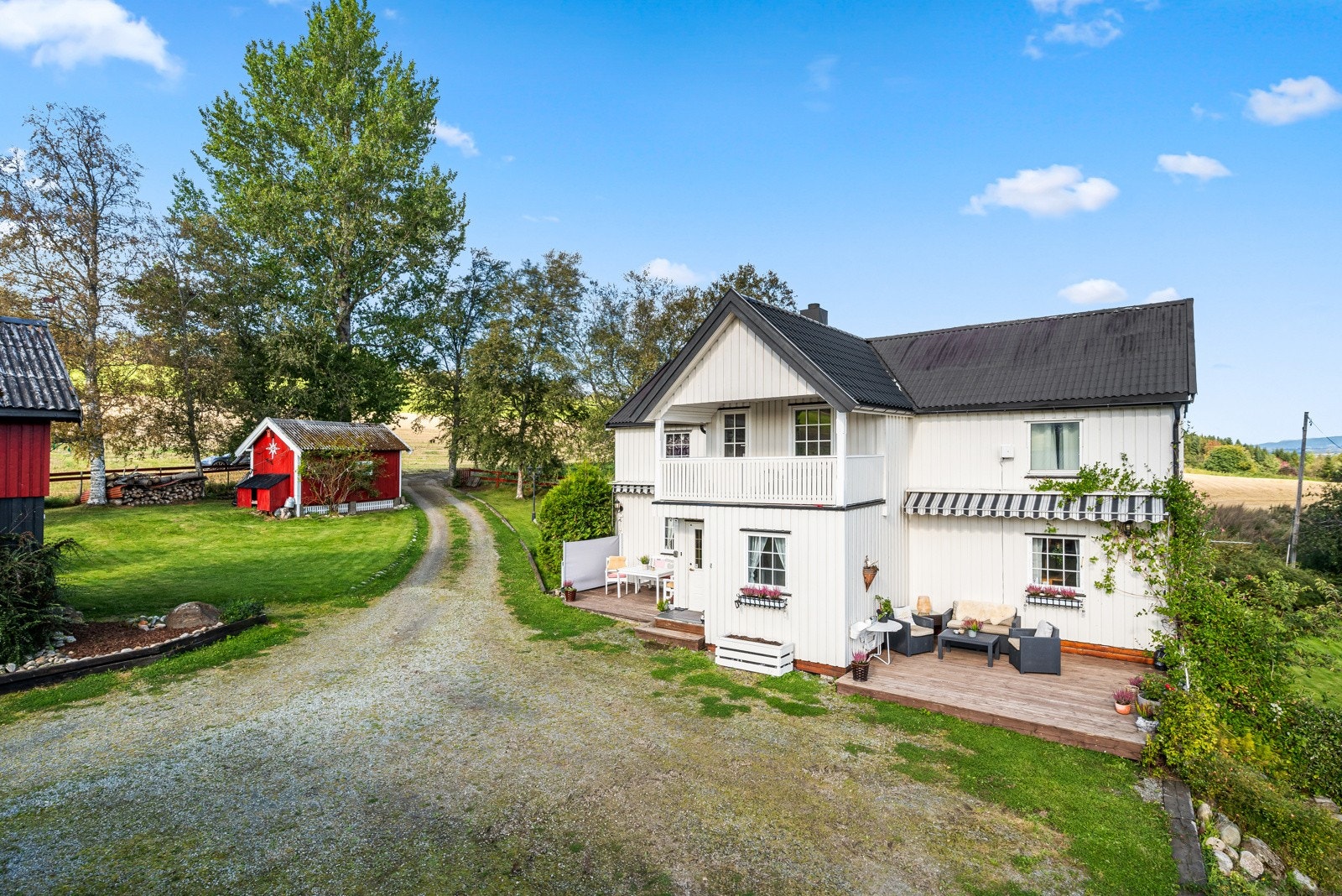 Eiendommen har en solrik og naturskjønn beliggenhet. Galleribilde