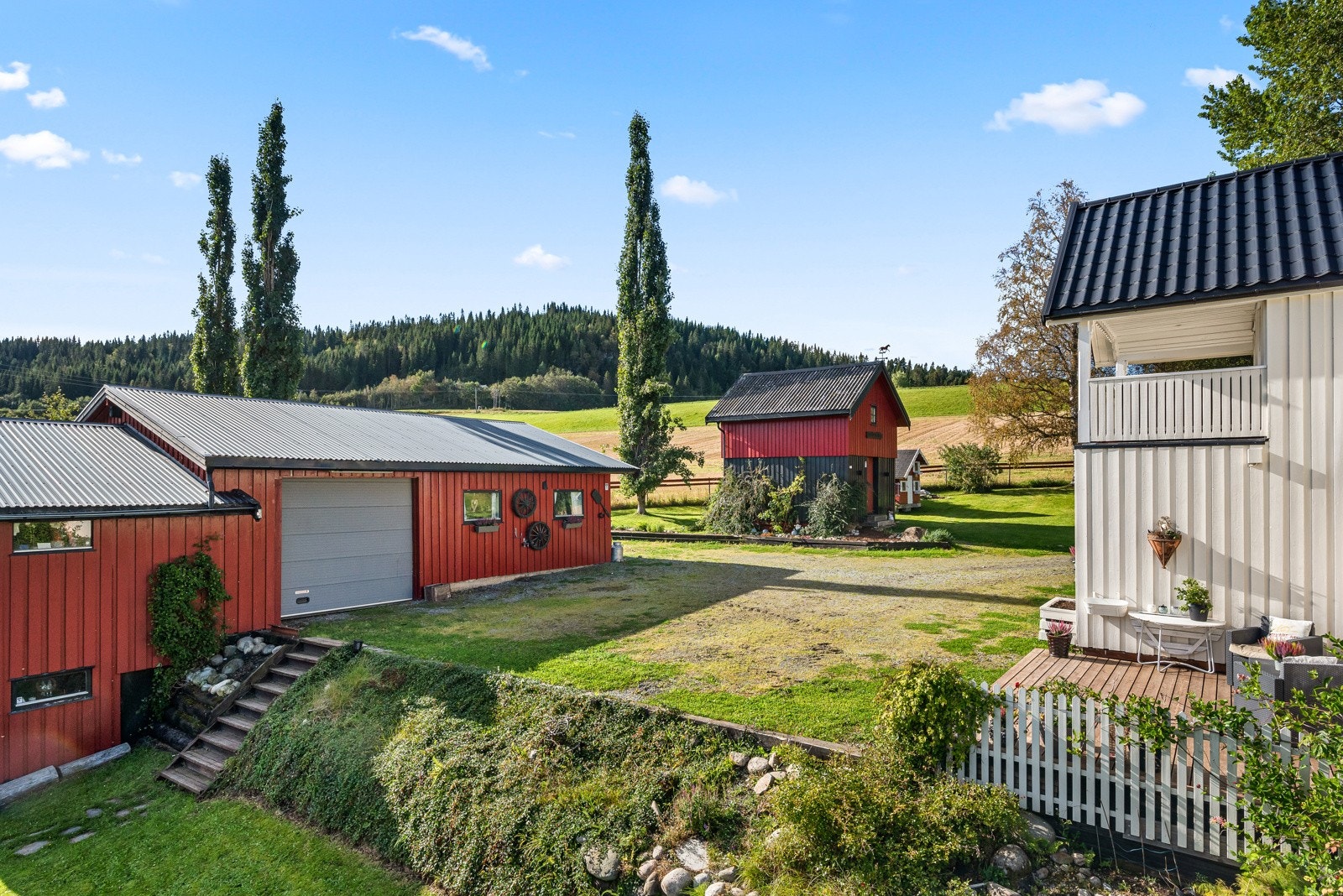 Uthus med snekkerverksted, lagerareal, kattepensjonat eller stall? Her har du flere bruksmuligheter. Galleribilde