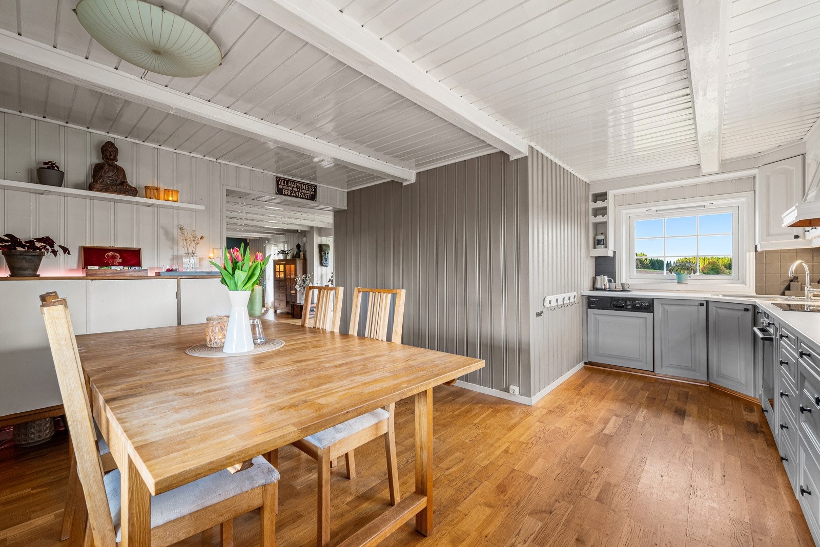 Kjøkkenet er av romslig karakter og har plass til spisestuen. Kjøkken og spisebord er i mange hjem en samlingsplass for venner og familie. Kjøkkenet er på hele 18 kvm. Galleribilde