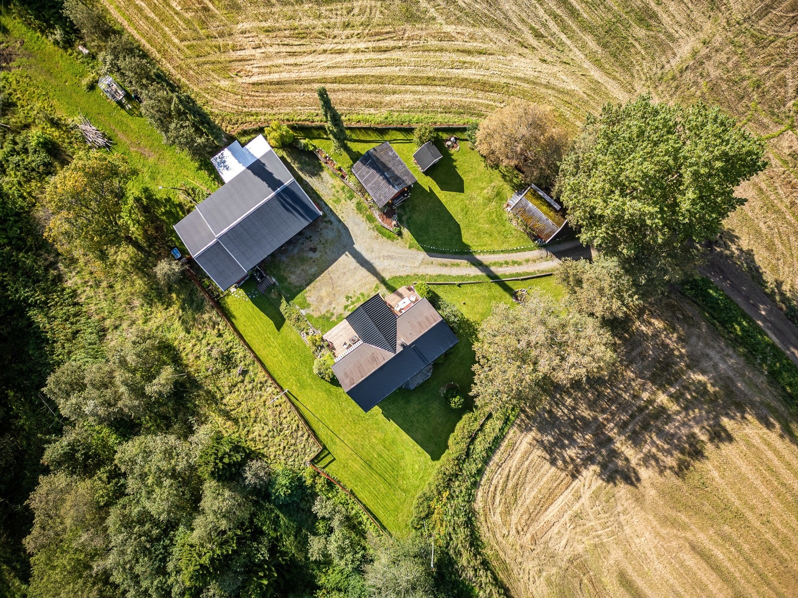 En flott mulighet for deg som ønsker en eiendom uten innsyn eller om du har hobbyer slik som f.eks. hund eller hest. Uthuset er innredet som hobby/snekkerverksted og kattepensjonat. Tidligere var uthuset benyttet som stall. Galleribilde