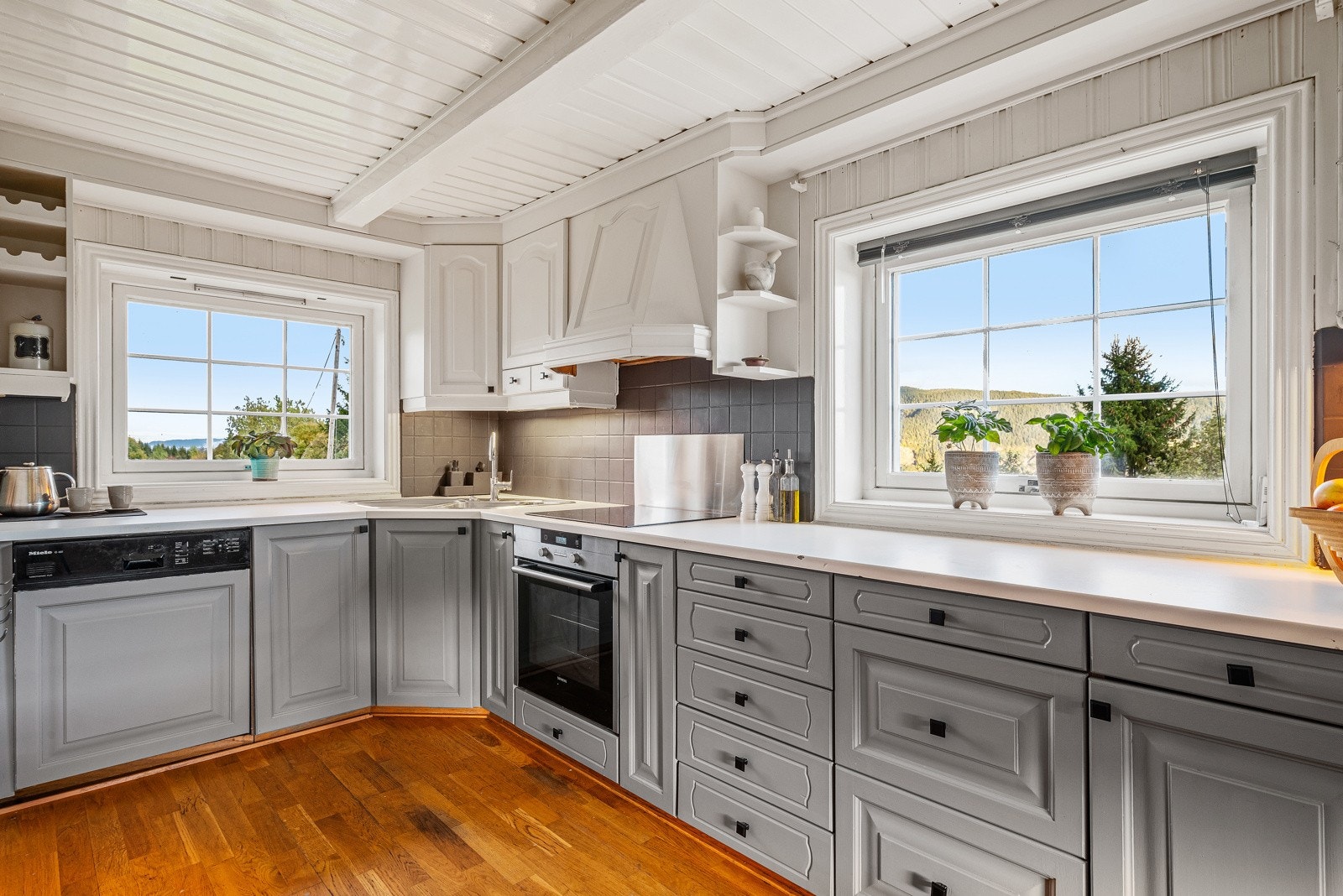 Kjøkkenet har profilerte grå fronter som passer godt til boligen. Galleribilde
