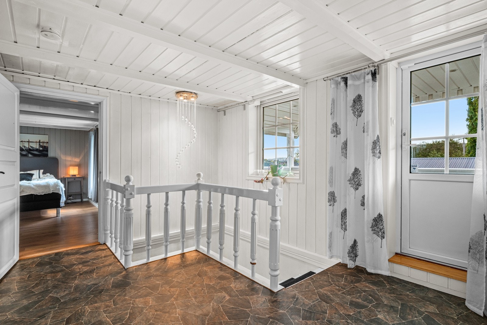 Gangarealet i andre etasje fordeler til tre soverom, bad og ut til en herlig overbygget veranda. Galleribilde