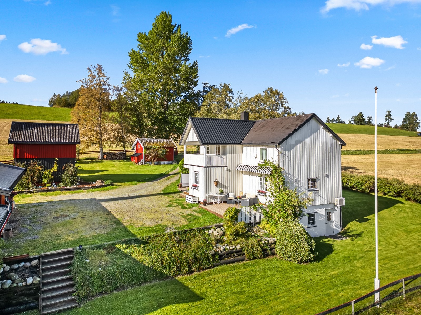 Utomhusarealene er opparbeidet med plen og prydbusker. Store uteområder gir bod boltreplass for både to og firbeinte venner. Galleribilde