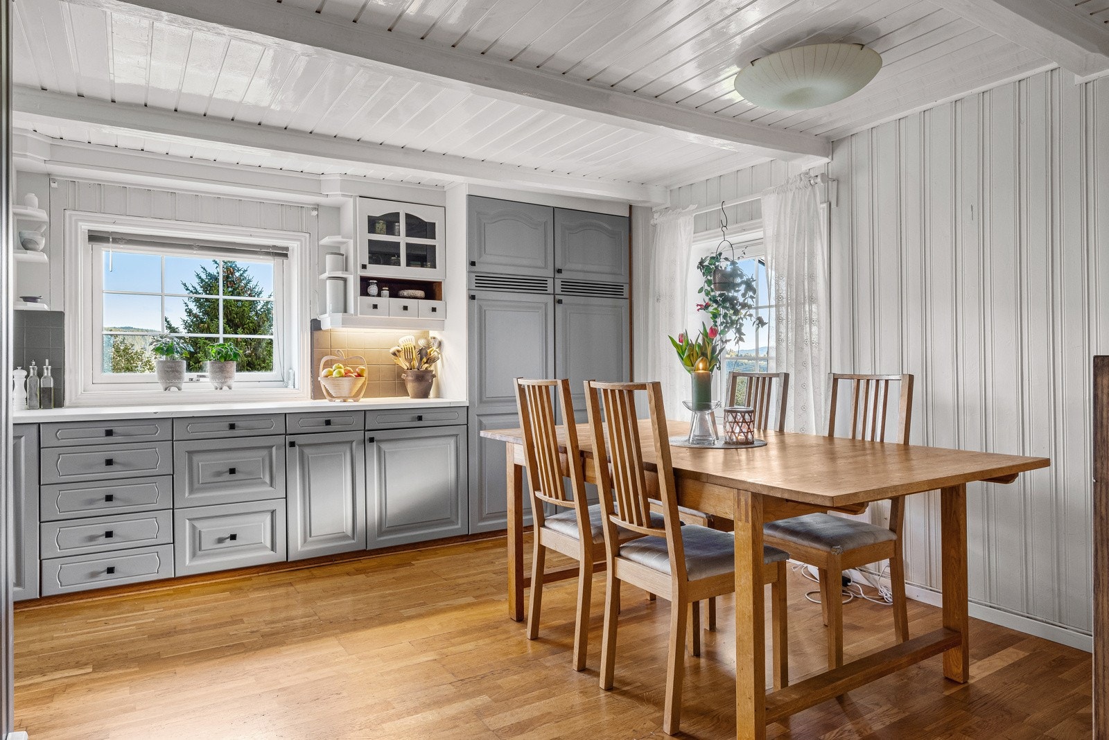 Kjøkkenet har godt skap og benkeplass. En drøm for deg som er glad i å lage mat. Galleribilde