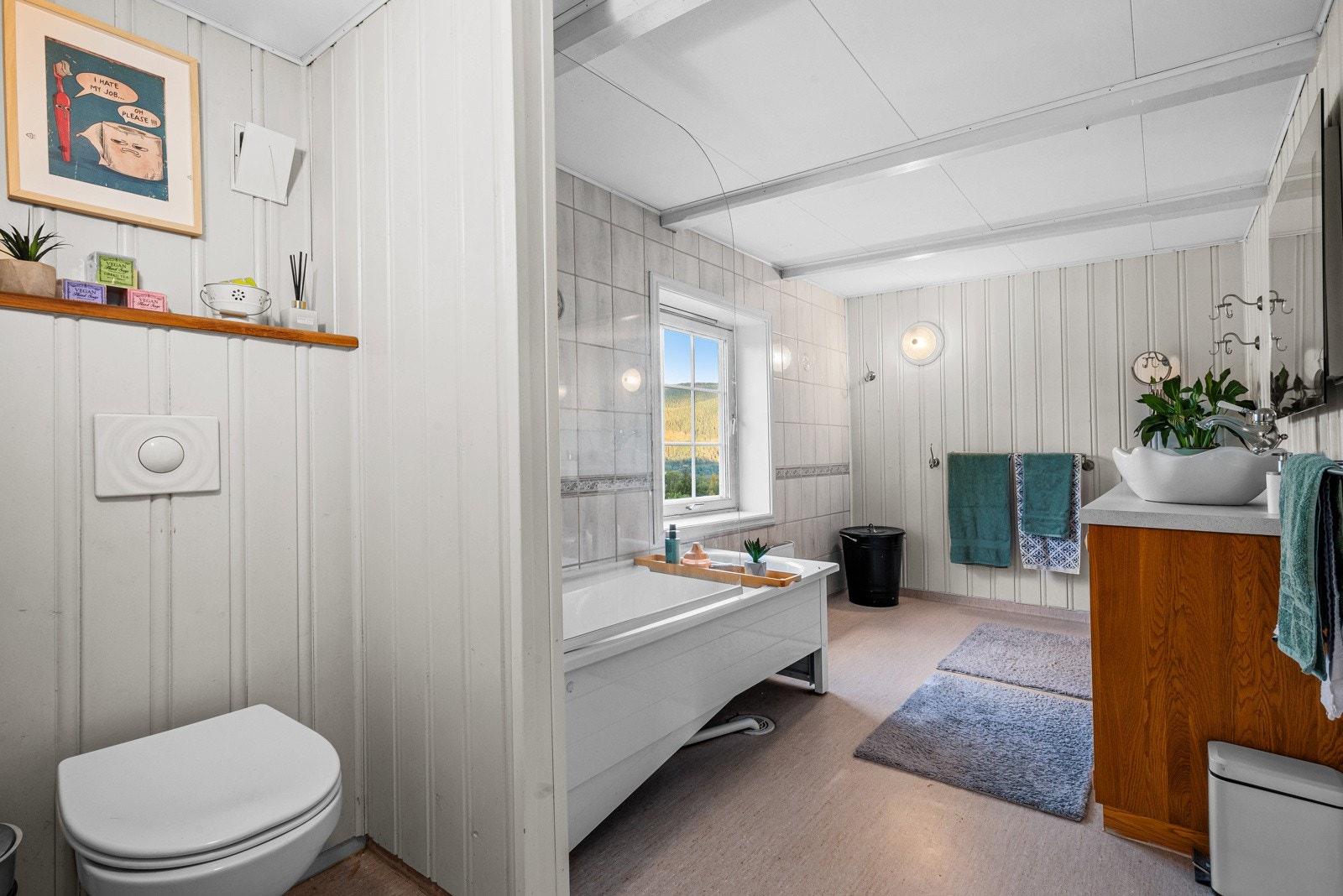 Praktisk baderom med toalett og badekar. Galleribilde