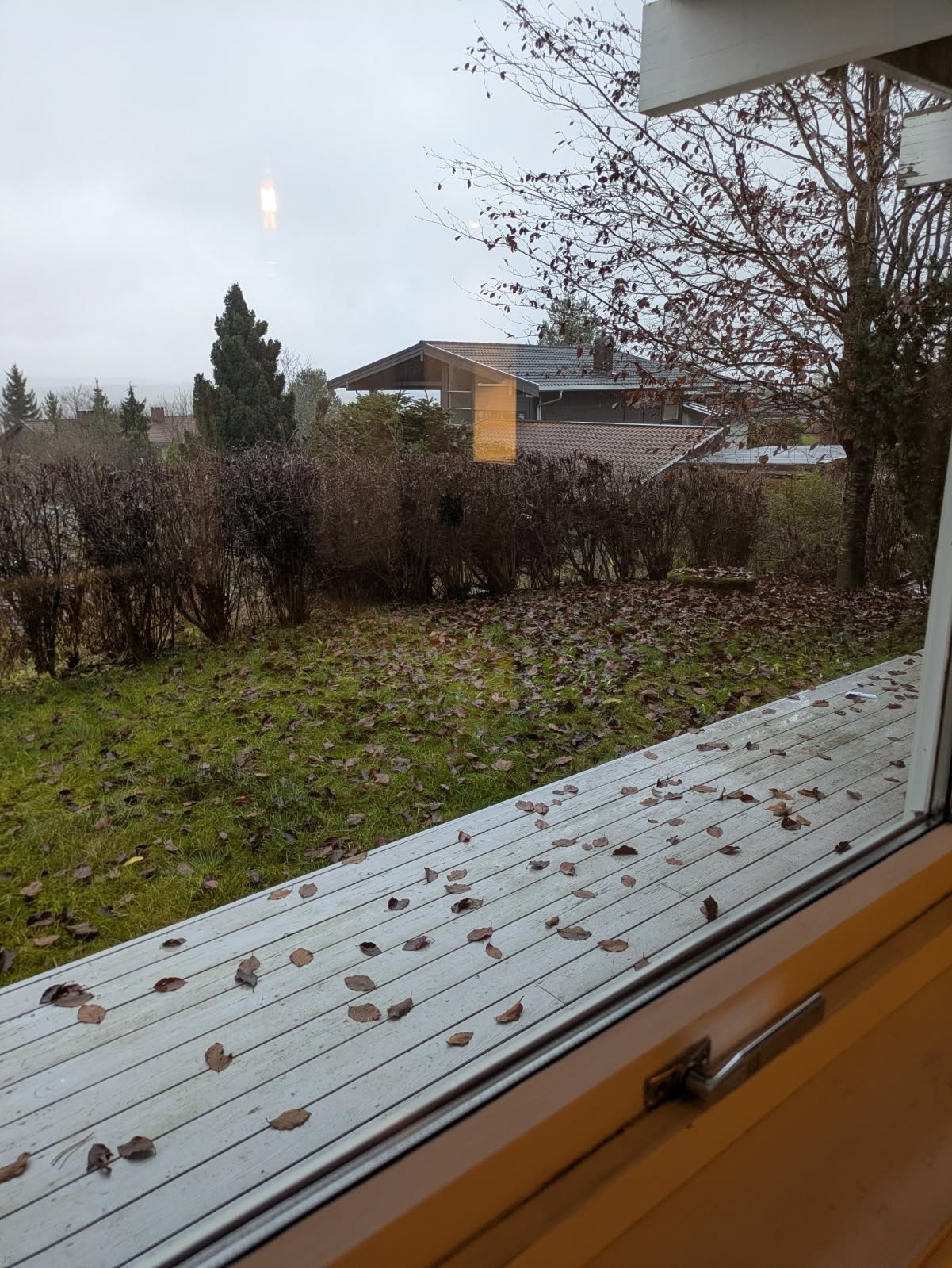 Leiligheten har et trivelig uteområde med opparbeidet platting og grøntareal. Galleribilde