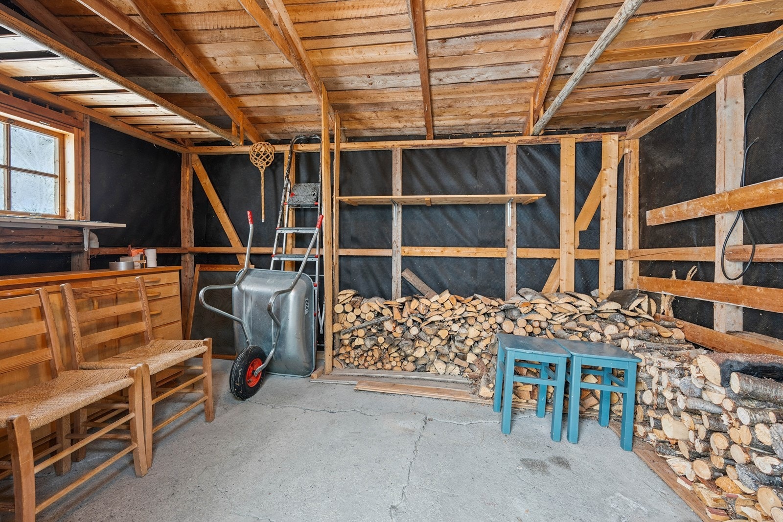 På tunet står et praktisk uthus med stor bod som gir rikelig plass til oppbevaring av utstyr, verktøy, sportsartikler og ved. Galleribilde