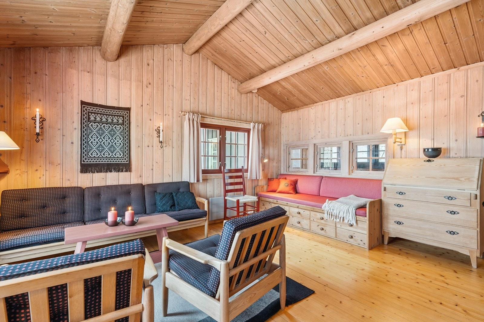 Rommet har god plass til en hyggelig sofakrok og andre møbler som inviterer til samvær. Galleribilde