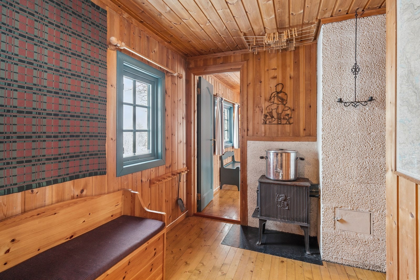 Når vedovnen først er varm, kan den like gjerne varme vannet også. En liten hverdagsmagi i hyttelivet. Galleribilde