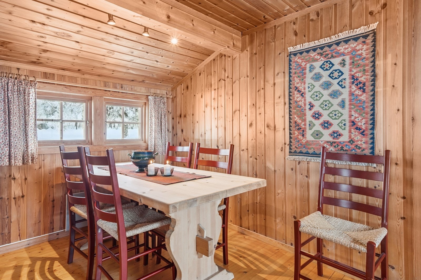 Her er det plass til en stor spisegruppe - perfekt for gode måltider og hyggelige stunder med familie og venner. Galleribilde