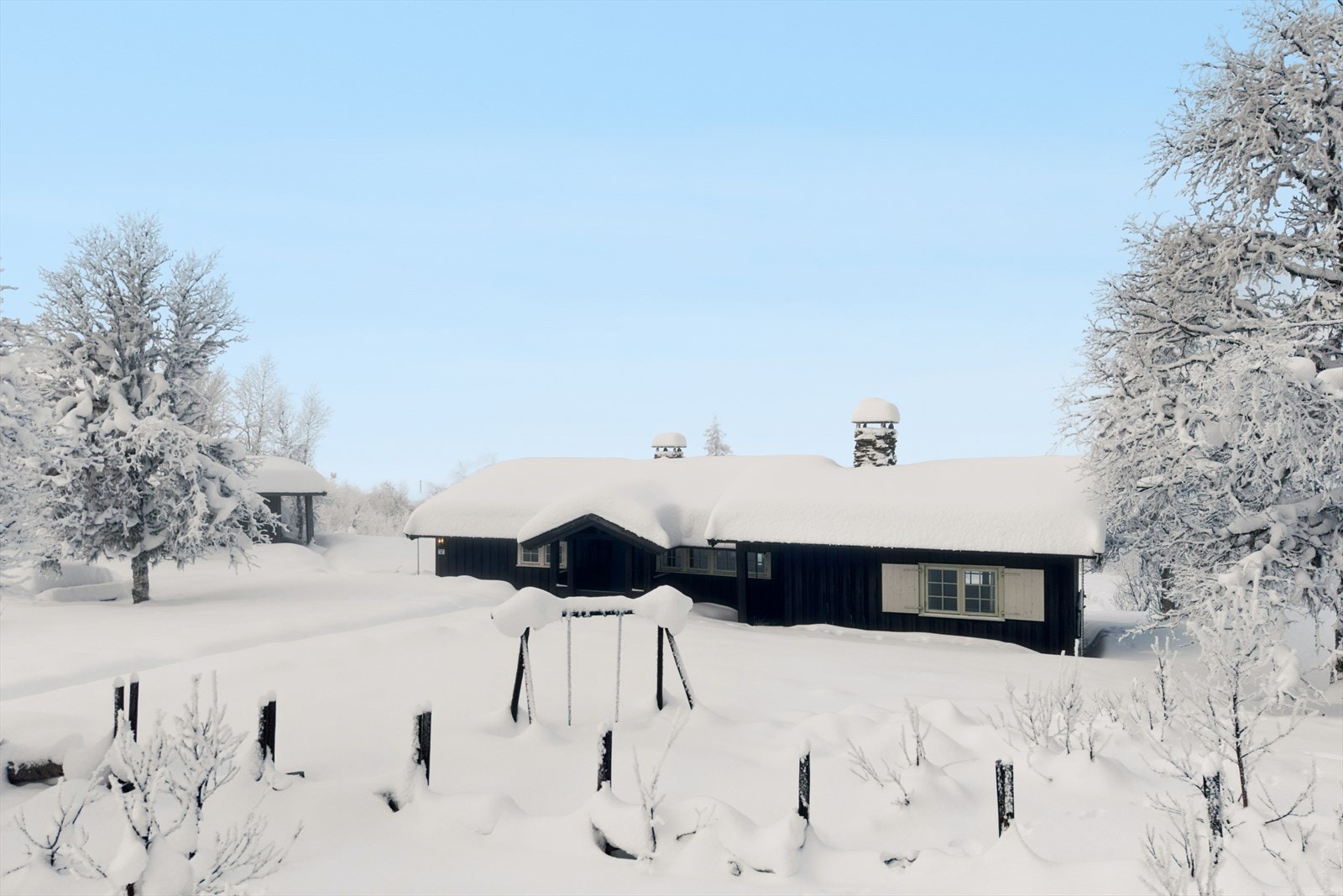 Denne hyggelige fritidseiendommen ligger idyllisk til på Veståsen ovenfor Knippeset i Vestre Slidre kommune Galleribilde