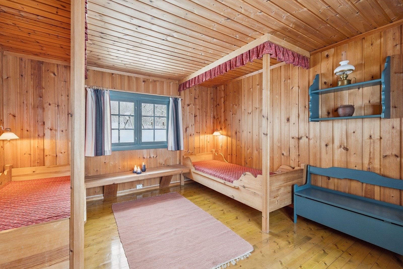 Hytta har tre gode soverom med soveplasser til hele familien. Det største rommet har to enkeltsenger og god plass til annen innredning. Galleribilde