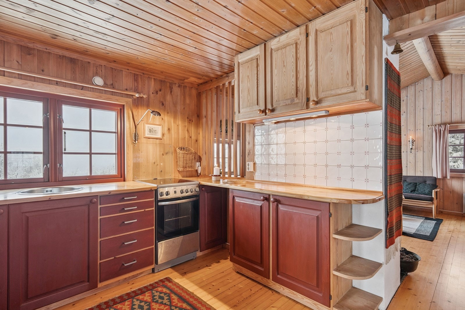 Under kjøkkengulvet finnes en praktisk, nedfelt matbod som gir ekstra oppbevaringsplass - en smart og sjarmerende løsning. Galleribilde