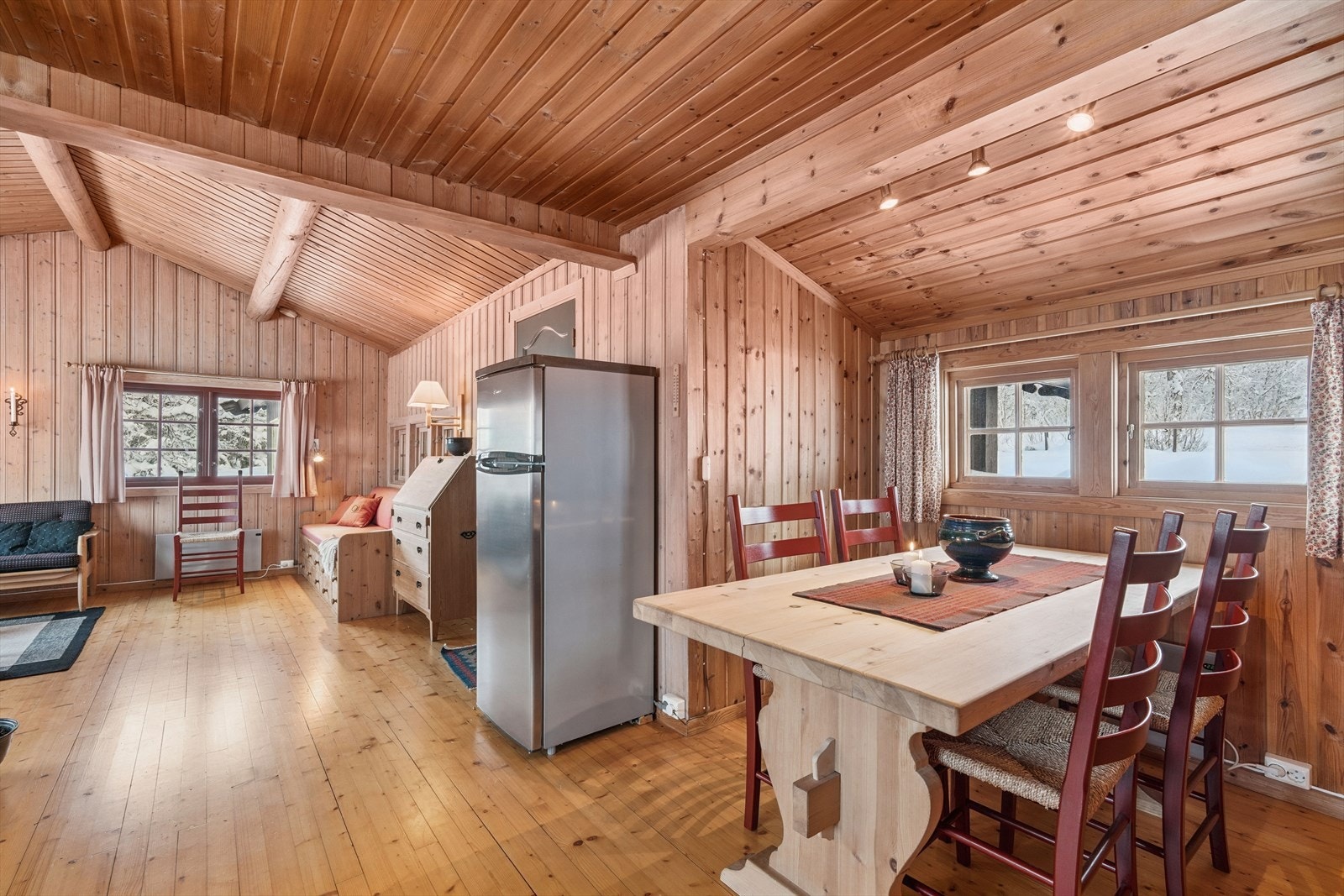 Spisestua ligger i tilknytning til stua, og med åpen løsning til kjøkkenet. Galleribilde