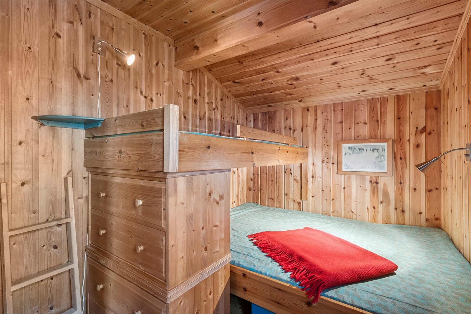 Hovedsoverommet har dobbeltseng med plassbygd overkøye og skufferekke. Her er det god plassutnyttelse og en lun atmosfære som passer perfekt for late morgener på fjellet. Galleribilde