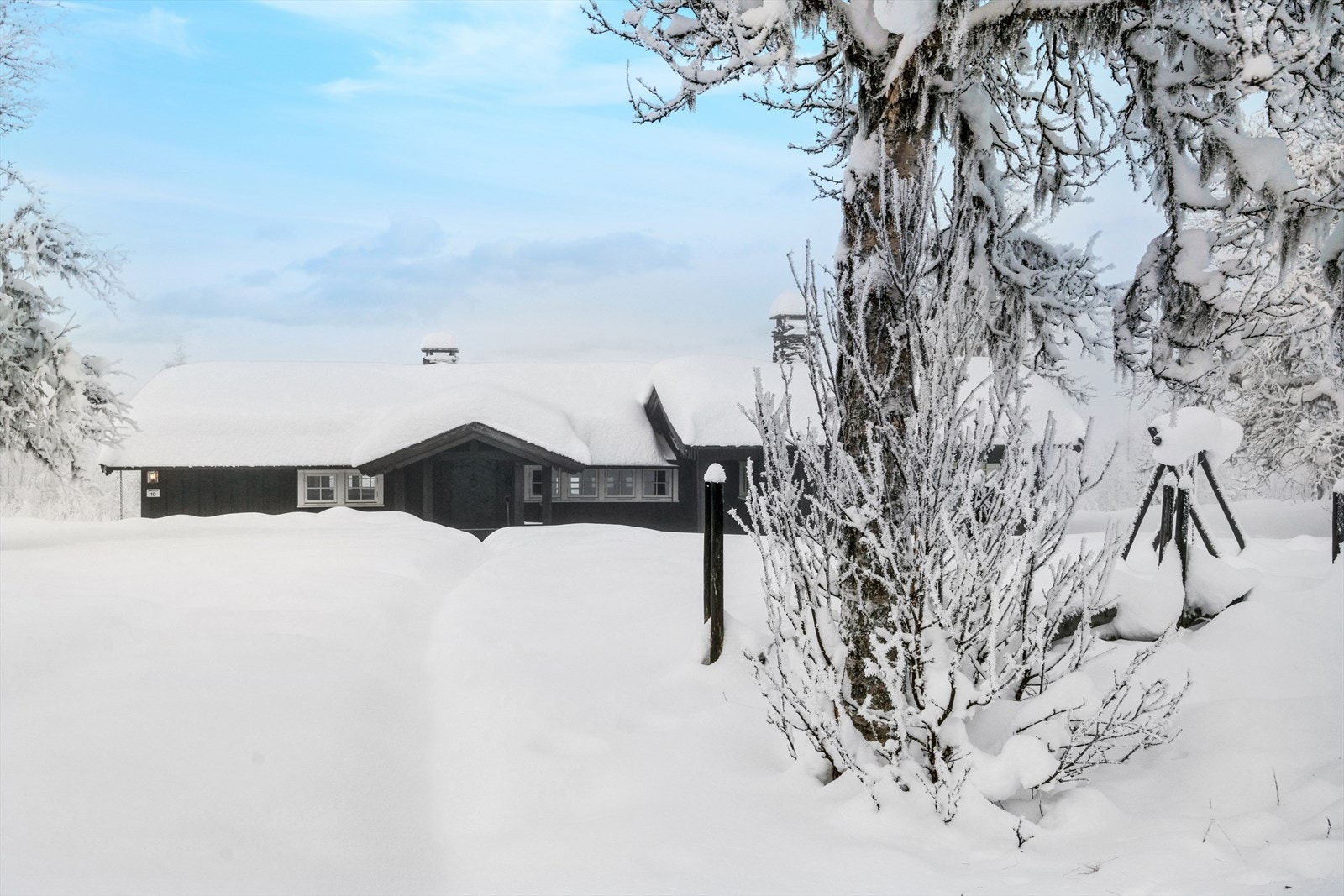 Fra hytta er det nydelig utsikt utover store fjellområder som bla. Syndisfjellet, Gilafjell, Grindane og Jotunheimen. Galleribilde