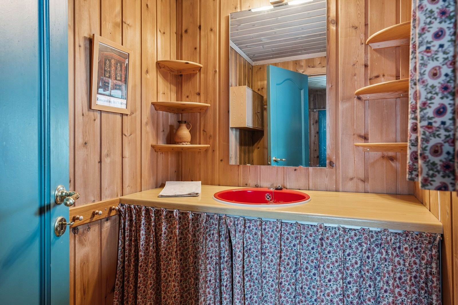 Rommet for personlig hygiene har servant nedfelt i benkeplate med forheng og avløp til grunnen. Galleribilde