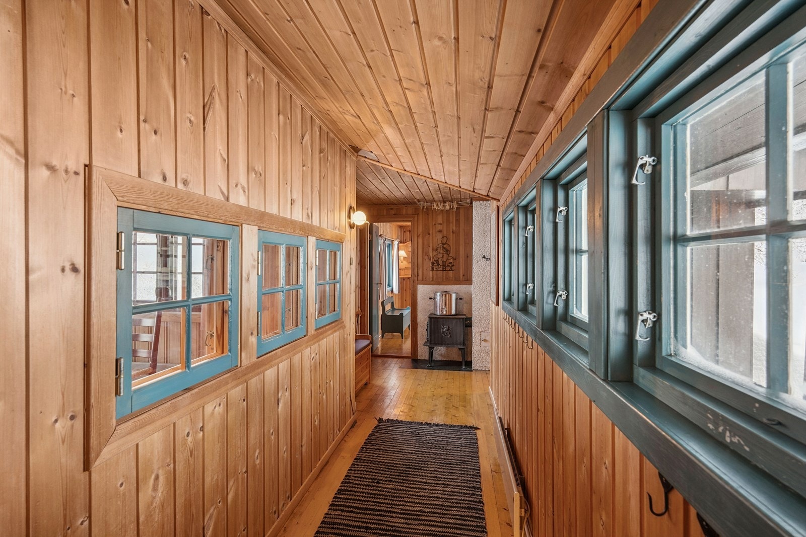 I den ene enden av gangen står en vedovn som gir ekstra varme på kalde vinterdager. Galleribilde