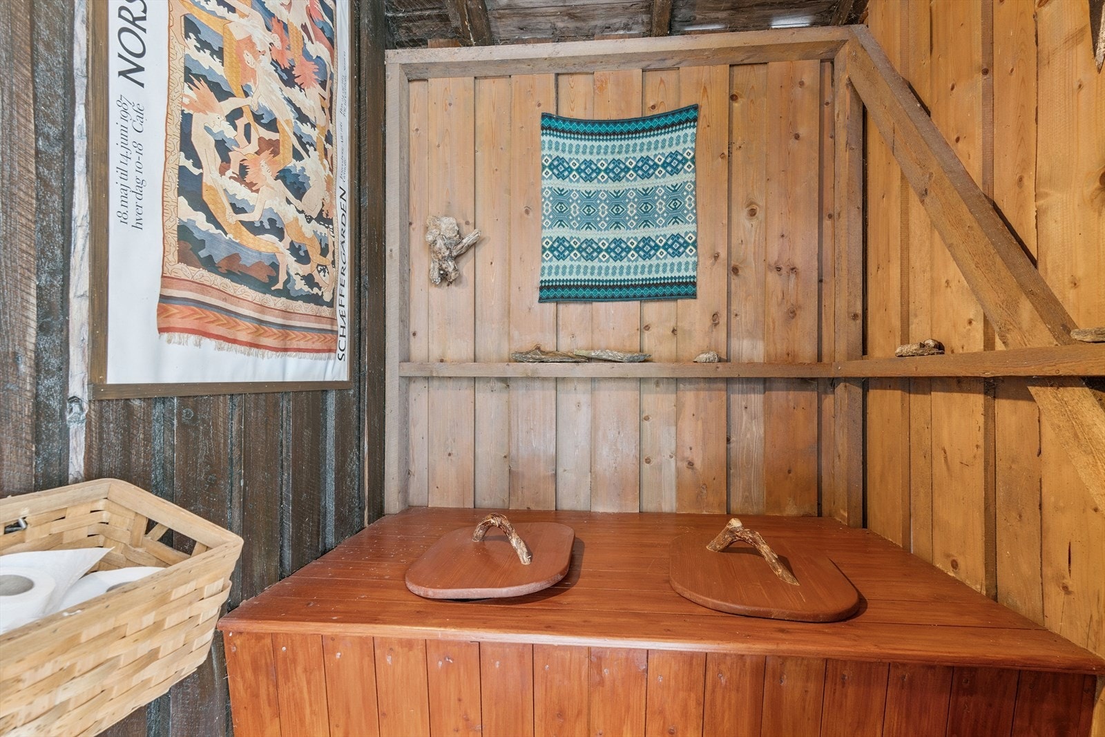 I tillegg finnes et separat rom med dobbel utedo - en klassisk og funksjonell løsning som passer hyttas stil. Galleribilde