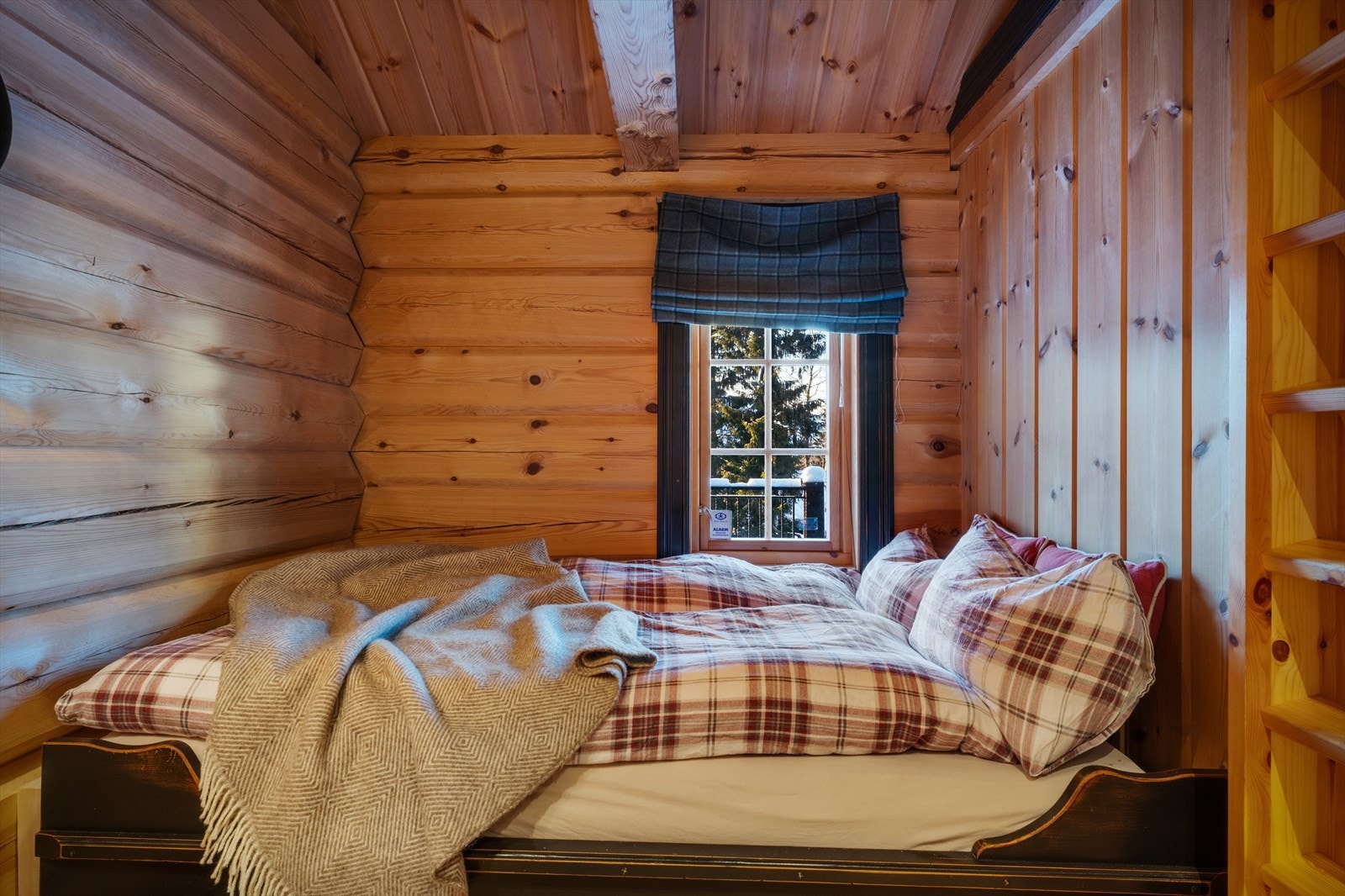 Plass til seng og nattbord - Soverommet har også hems for ytterligere oppbevaring. Galleribilde