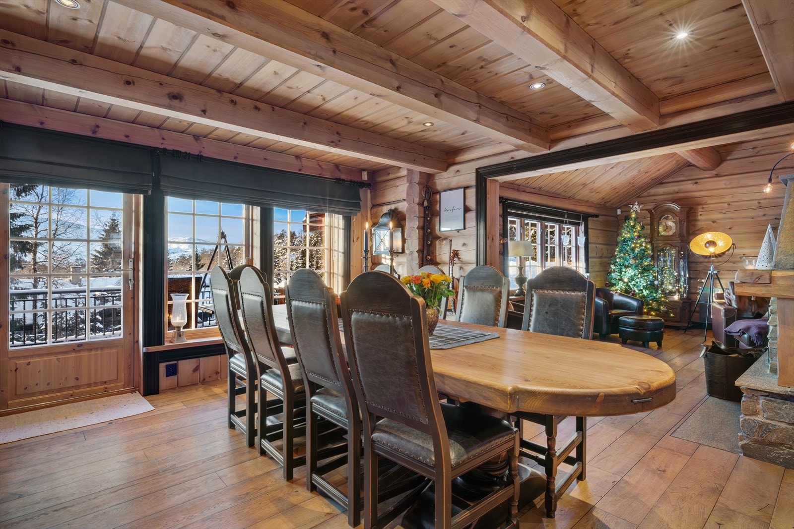 Fra kjøkken/spisestue er det direkte tilkomst til hyttens flotte terrasse. Galleribilde