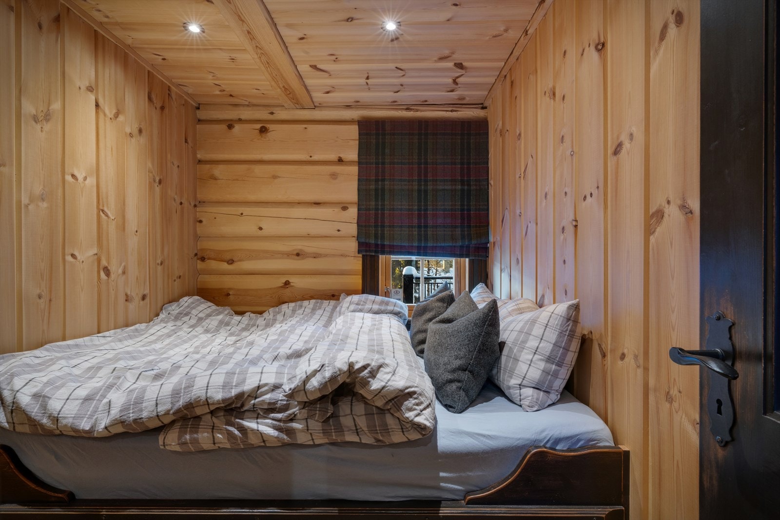 Plass til seng og nattbord. Galleribilde