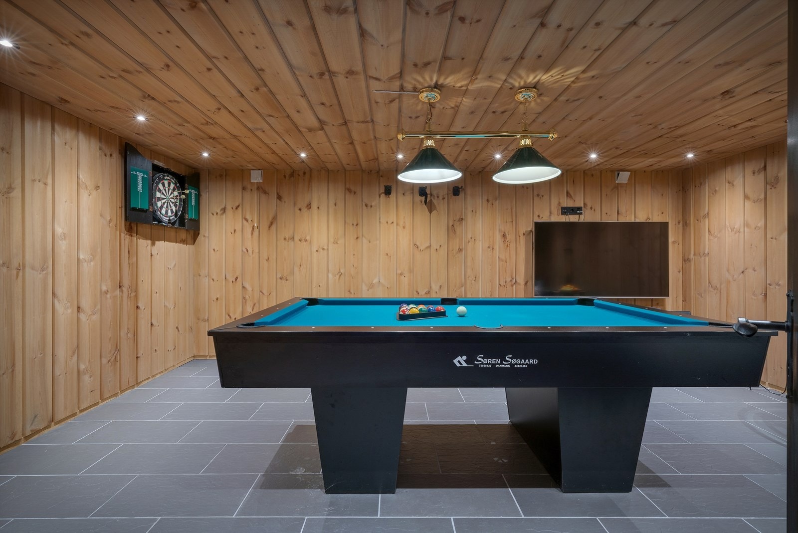 Alle boligrom i underetasjen har elektriske varmekabler. Galleribilde