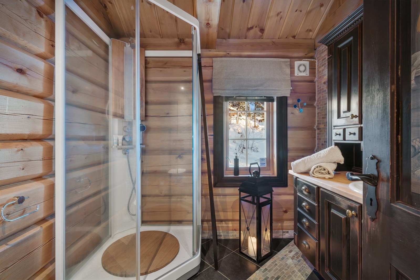 Flislagt bad med elektriske varmekabler. Galleribilde