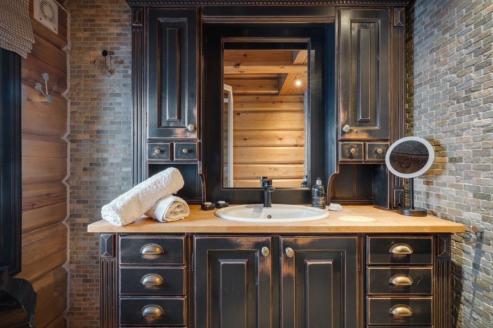 Badet er innredet med med profilerte fronter, nedfelt porselensvask med ett-greps blandebatteri, speil/skap med belysning, vegghengt
toalett og dusjkabinett. Galleribilde