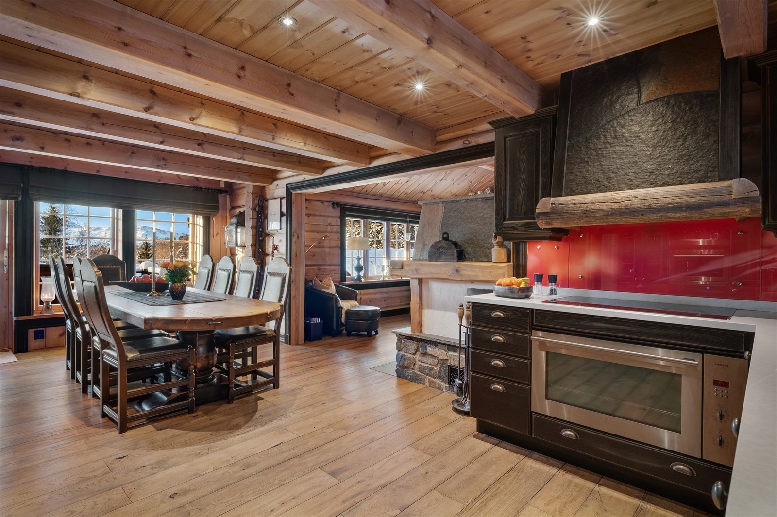 Rikelig med plass til stort spisebord. Galleribilde