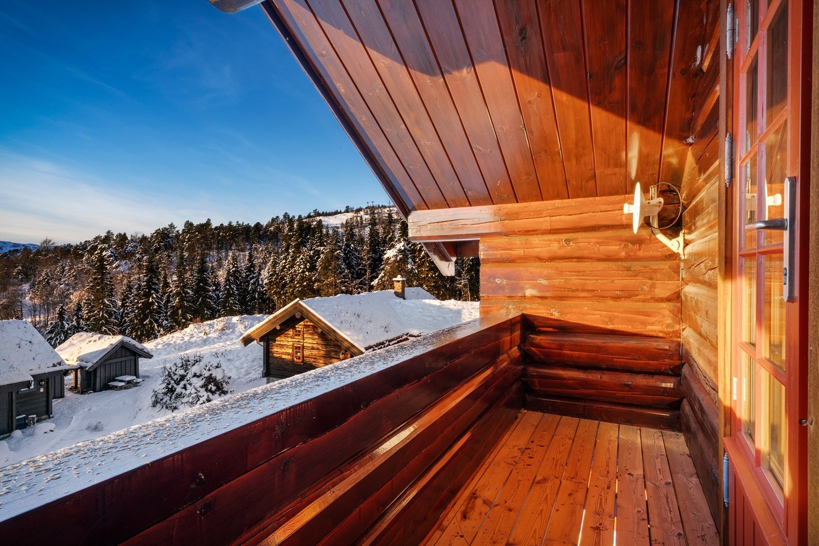 Koselig balkong med plass til enkel utemøblering. Galleribilde