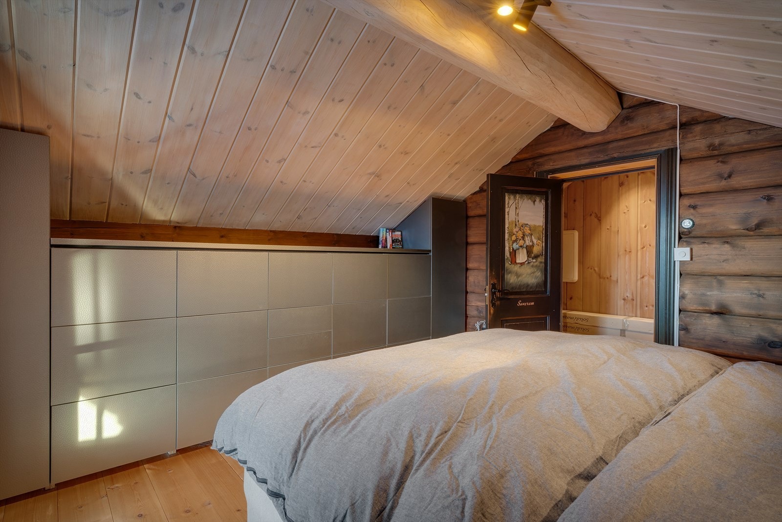 God plass til dobbeltseng, skap og nattbord. Galleribilde