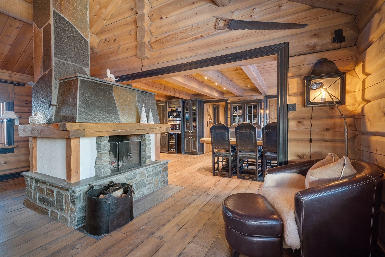 Videre fra stuen kommer vi til kjøkkenet. Galleribilde