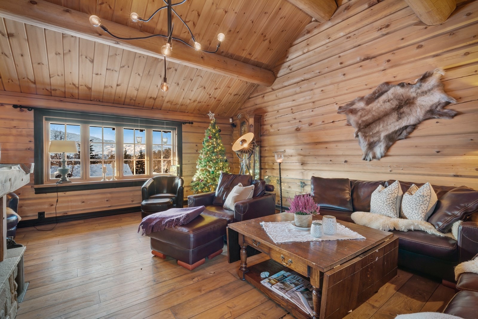 Stuens mange vindusflater sikrer godt med naturlig lysinnslipp. Galleribilde