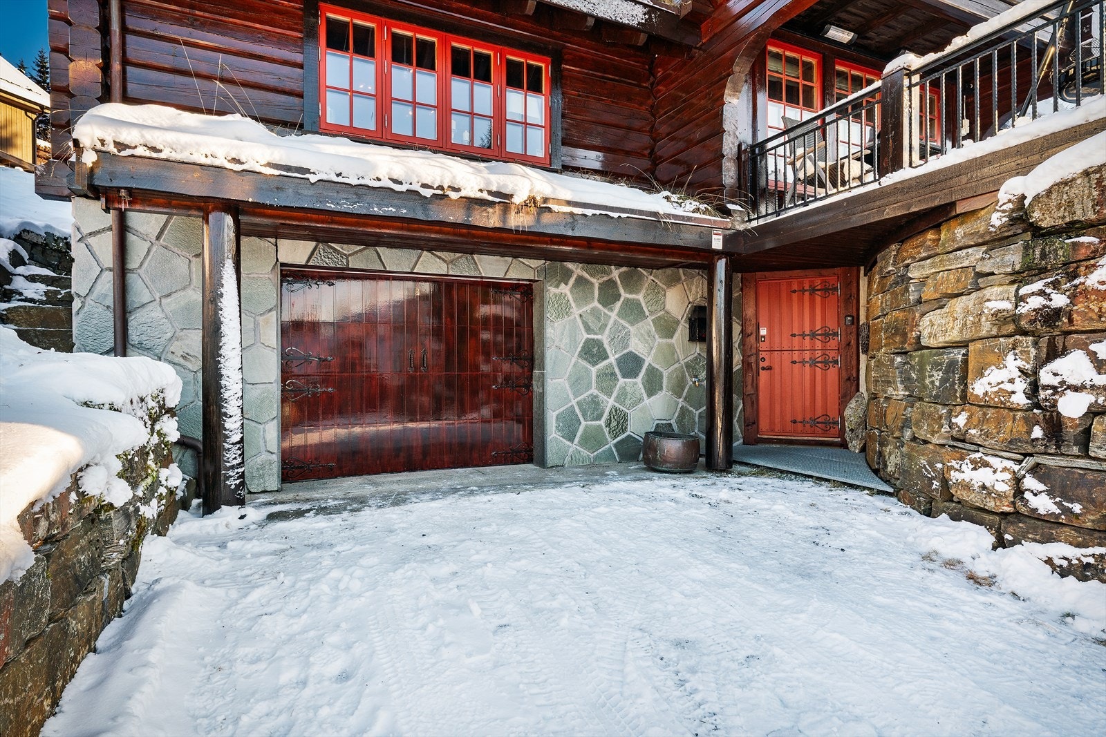 Bilen parkerer du tørt og enkel i garasjen, som ligger praktisk plassert like ved inngangsdøren! Galleribilde