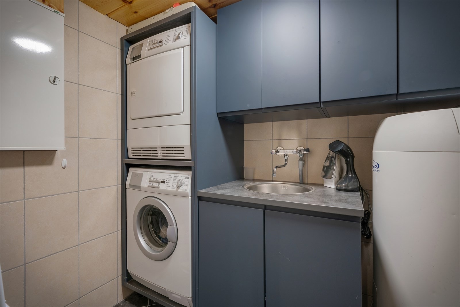 Vaskerommet har rikelig med skapplass og opplegg for vaskemaskin og tørketrommel. Galleribilde