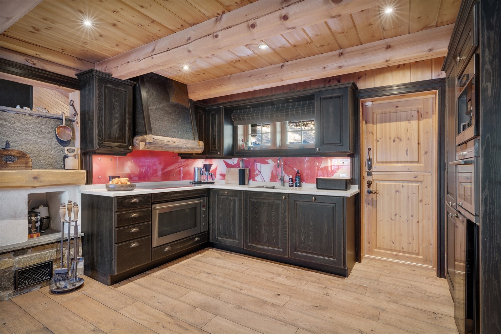 Kjøkkenet er utstyrt med mikrobølgeovn, kaffemaskin fra Miele, induksjonstopp fra Siemens, oppvaskmaskin, kjøleskap med frysedel og stekeovn. Galleribilde