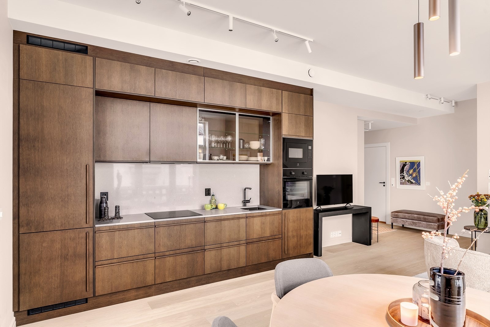 Kjøkkenet har godt med skap og benkeplass. Både arbeid og materialvalg vitner om kvalitet Galleribilde