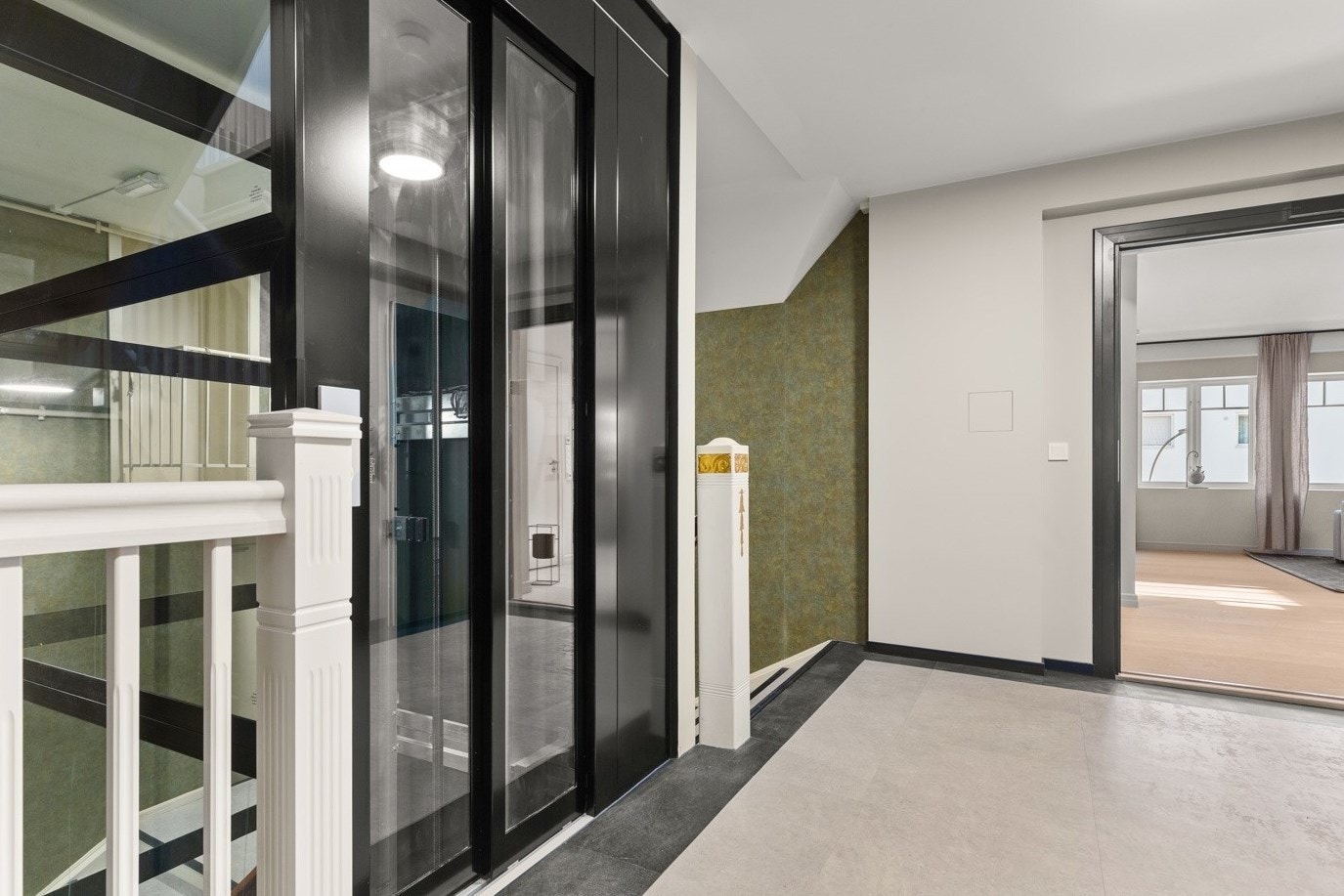 Personheis opp til leilighet og ned til boder/garasjeanlegg Galleribilde